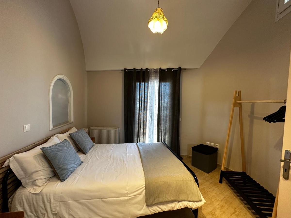 Veldi Art - Kamari Beach Apartment Тира Экстерьер фото