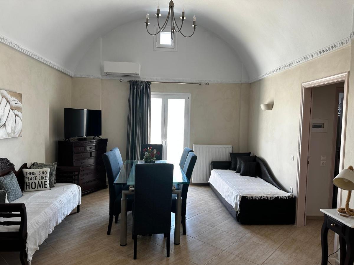 Veldi Art - Kamari Beach Apartment Тира Экстерьер фото