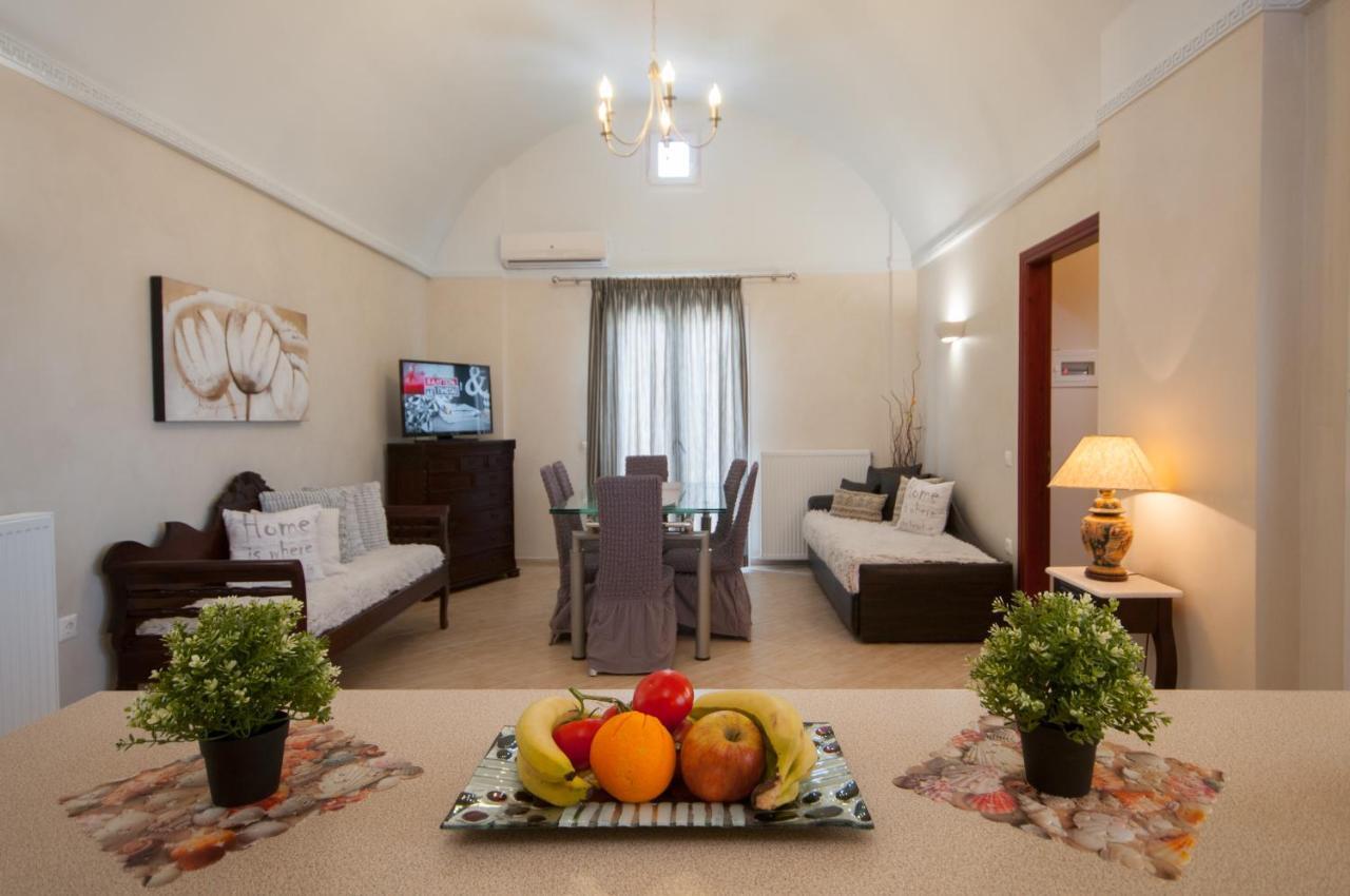 Veldi Art - Kamari Beach Apartment Тира Экстерьер фото